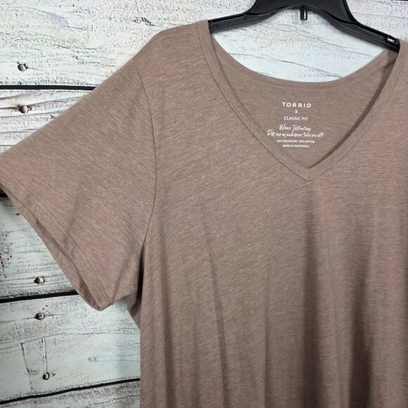 Torrid 3 Classic Fit V-Neck Taupe Tee Plus Size - Picture 3 of 6